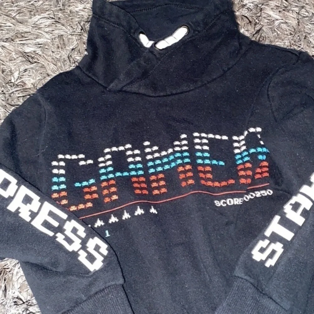 Boys H&M mock neck sweatshirts gently used 4-6 years.